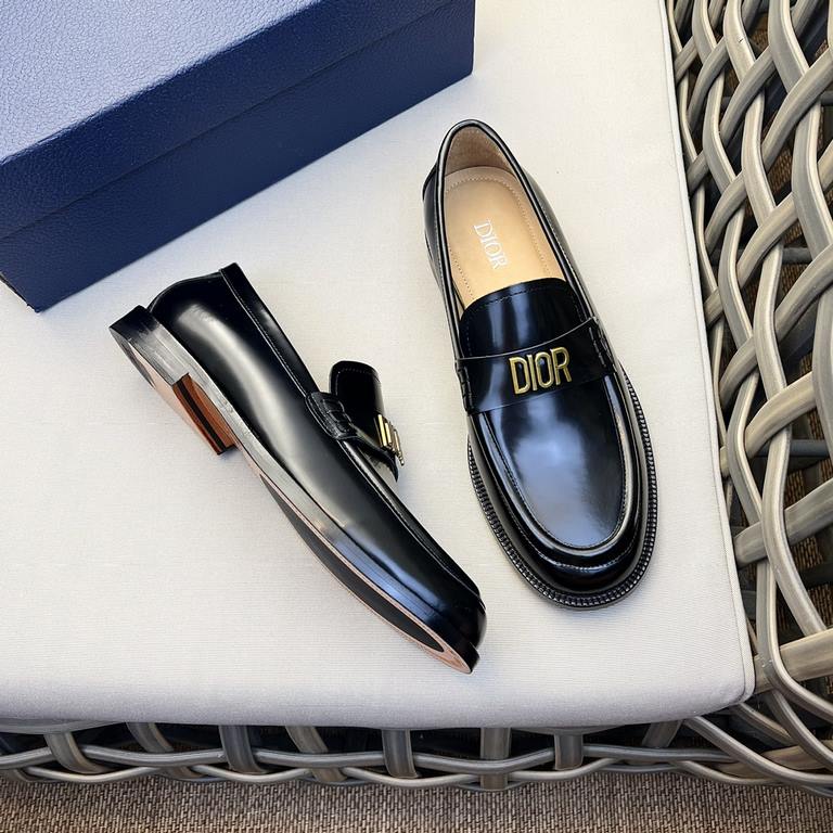 DIOGranville Formal Leather Loafers｜Made of black smooth cowhide leather｜Metallic laminated brass Dior Oblique logo on upper｜Matched with leather sole in the same color｜Dior logo engraved on heel for a more sophisticated