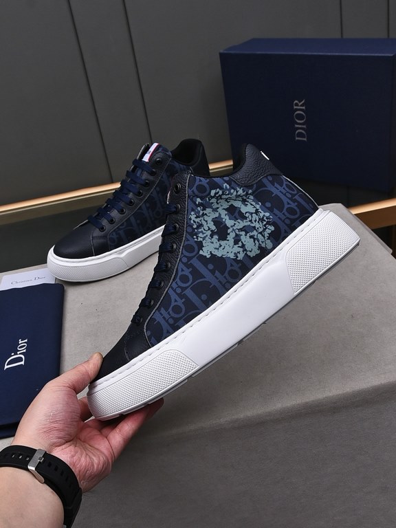 P Upgraded Dio~r   This B33 sneaker is a new take on the classic tennis shoe, with a sleek silhouette that emphasizes chunky texture. Crafted from cowhide leather with an Oblique print, they feature a padded tongue with 