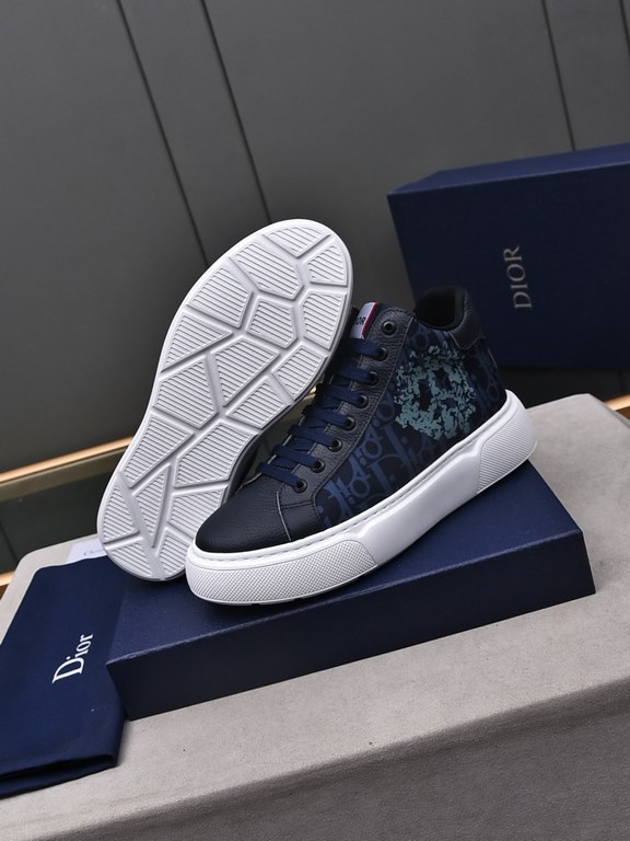 P Upgraded Dio~r   This B33 sneaker is a new take on the classic tennis shoe, with a sleek silhouette that emphasizes chunky texture. Crafted from cowhide leather with an Oblique print, they feature a padded tongue with 