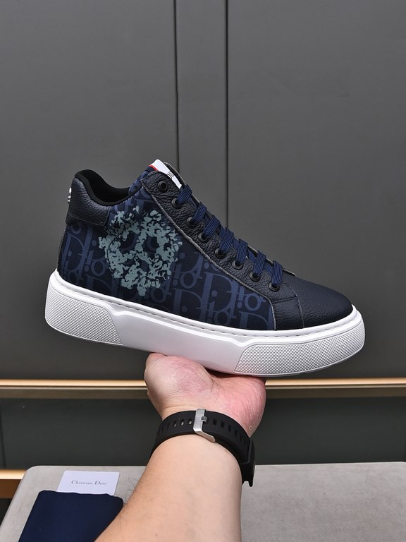 P Upgraded Dio~r   This B33 sneaker is a new take on the classic tennis shoe, with a sleek silhouette that emphasizes chunky texture. Crafted from cowhide leather with an Oblique print, they feature a padded tongue with 