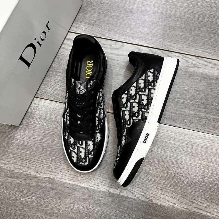 Factory   Dior new casual sneakers     Casual fashion pop models,   version of the simple atmosphere,   The fabric is made of imported cowhide leather with cloth,   sheepskin lining, the original wear-resistant rubber ou