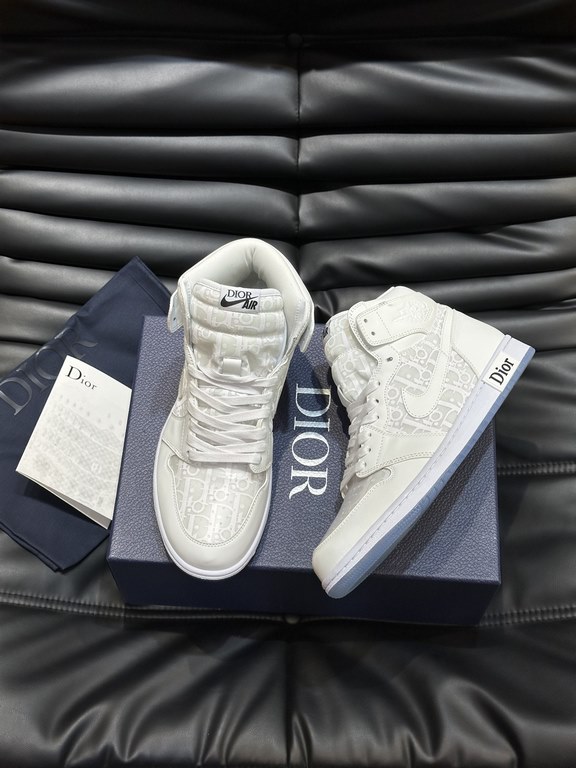 The   Dio X nike co-branded   high-top casual sneakers are crafted from imported cowhide leather spliced with printed canvas, and feature a co-branded logo embellishment on the side, a two-tone rubber sole, and iconic br