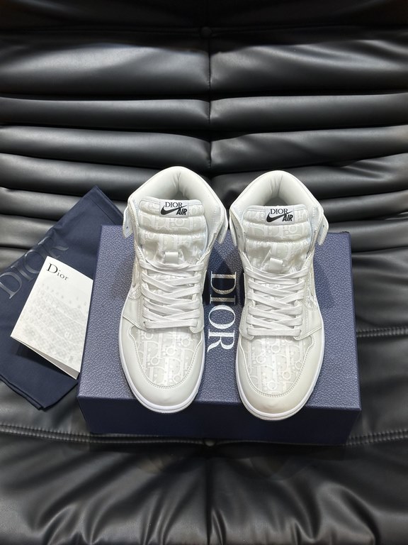 The   Dio X nike co-branded   high-top casual sneakers are crafted from imported cowhide leather spliced with printed canvas, and feature a co-branded logo embellishment on the side, a two-tone rubber sole, and iconic br