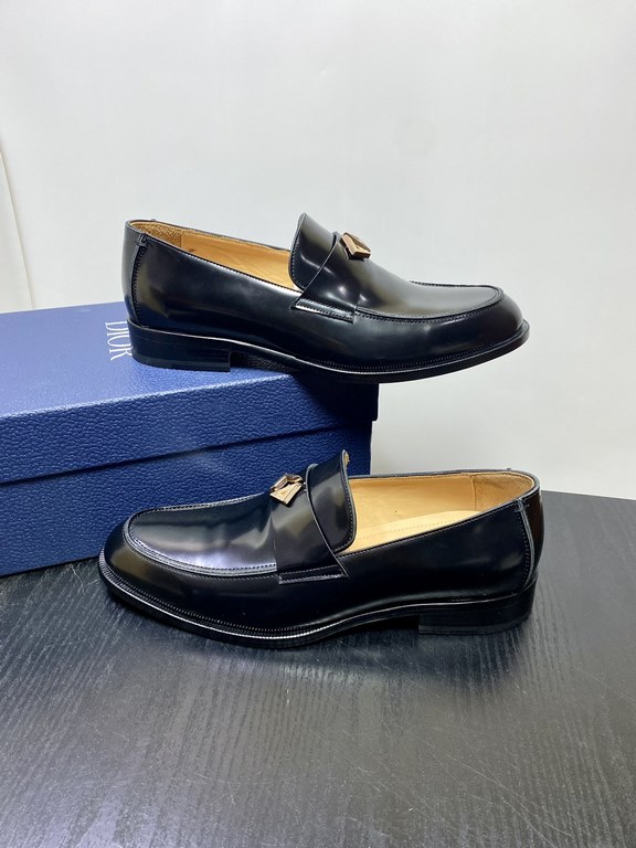 Dior Derby Shoes｜Leather soled formal shoes｜Meticulously crafted in open-edge beaded cowhide｜Water dyed cowhide lining｜With classic lace-up closure｜Side embossed logo｜Sheeny stacked heel for a touch of style｜Can be worn 