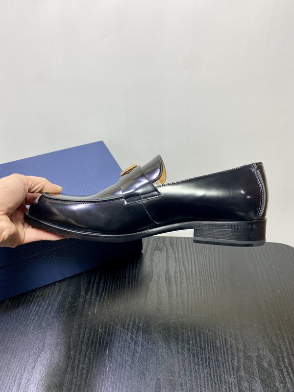 Dior Derby Shoes｜Leather soled formal shoes｜Meticulously crafted in open-edge beaded cowhide｜Water dyed cowhide lining｜With classic lace-up closure｜Side embossed logo｜Sheeny stacked heel for a touch of style｜Can be worn 