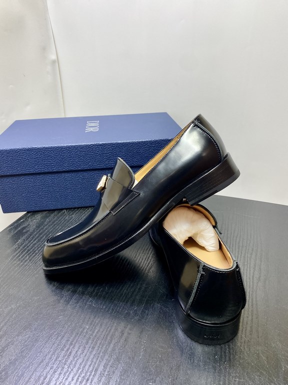 Dior Derby Shoes｜Leather soled formal shoes｜Meticulously crafted in open-edge beaded cowhide｜Water dyed cowhide lining｜With classic lace-up closure｜Side embossed logo｜Sheeny stacked heel for a touch of style｜Can be worn 