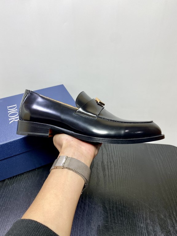 Dior Derby Shoes｜Leather soled formal shoes｜Meticulously crafted in open-edge beaded cowhide｜Water dyed cowhide lining｜With classic lace-up closure｜Side embossed logo｜Sheeny stacked heel for a touch of style｜Can be worn 