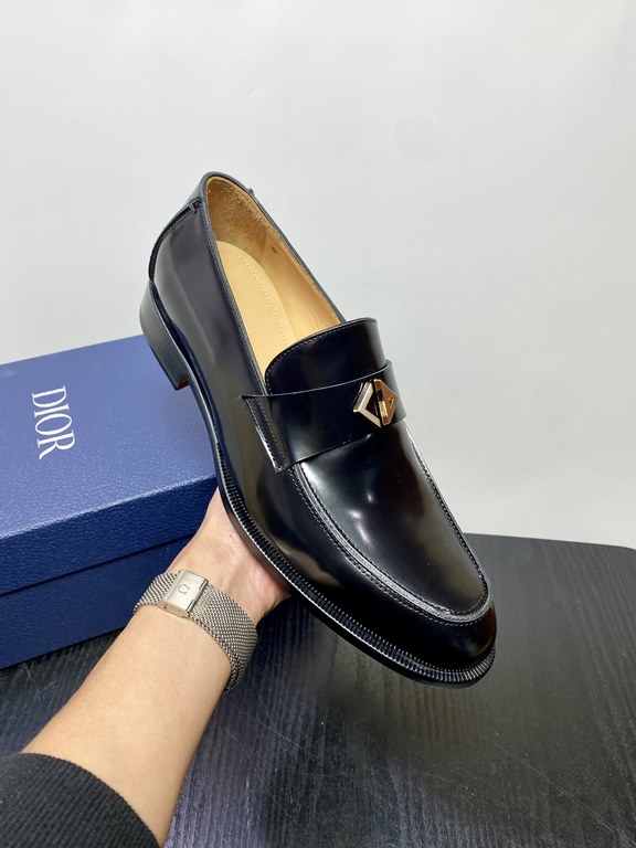 Dior Derby Shoes｜Leather soled formal shoes｜Meticulously crafted in open-edge beaded cowhide｜Water dyed cowhide lining｜With classic lace-up closure｜Side embossed logo｜Sheeny stacked heel for a touch of style｜Can be worn 