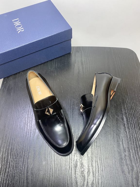 Dior Derby Shoes｜Leather soled formal shoes｜Meticulously crafted in open-edge beaded cowhide｜Water dyed cowhide lining｜With classic lace-up closure｜Side embossed logo｜Sheeny stacked heel for a touch of style｜Can be worn 