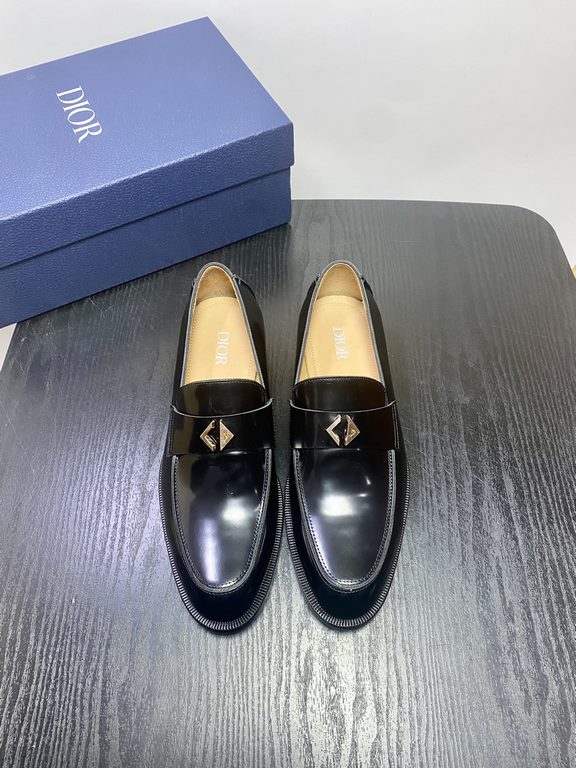 Dior Derby Shoes｜Leather soled formal shoes｜Meticulously crafted in open-edge beaded cowhide｜Water dyed cowhide lining｜With classic lace-up closure｜Side embossed logo｜Sheeny stacked heel for a touch of style｜Can be worn 