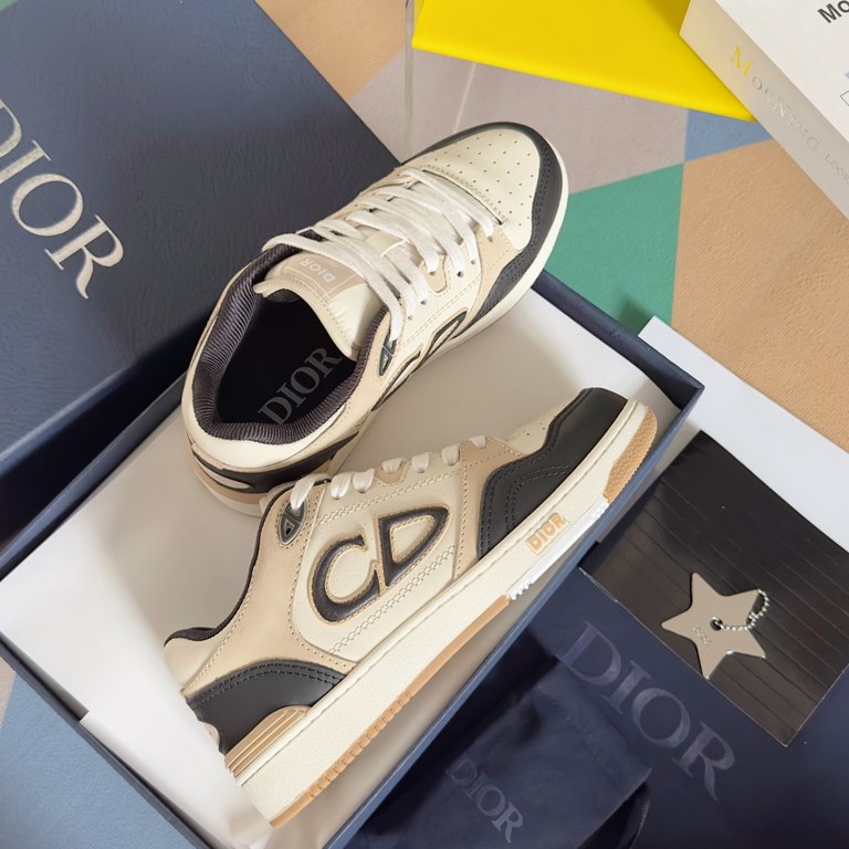 Top version low topDior Dior B57 Collection Couple's Casual Sneakers CD Skateboarding ShoesOriginal Purchase Developed Made This B57 mid-top sneaker is new to the Spring 2014 menswear collection, reinterpreting the baske