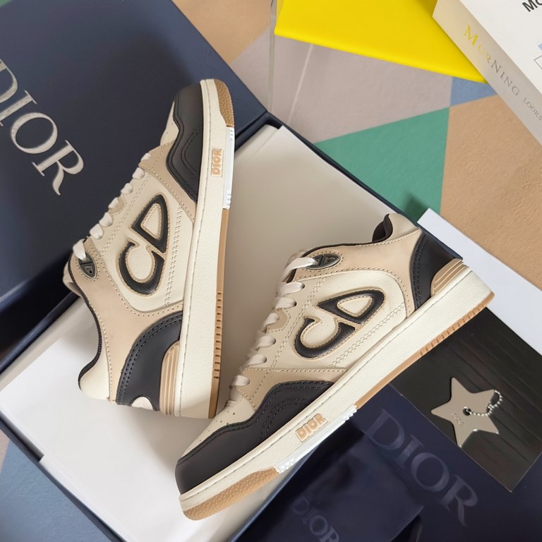 Top version low topDior Dior B57 Collection Couple's Casual Sneakers CD Skateboarding ShoesOriginal Purchase Developed Made This B57 mid-top sneaker is new to the Spring 2014 menswear collection, reinterpreting the baske