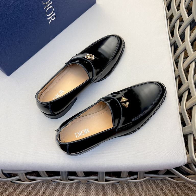 Dior Derby Shoes｜Leather soled formal shoes｜Meticulously crafted in open-edge beaded cowhide｜Water dyed cowhide lining｜With classic lace-up closure｜Side embossed logo｜Sheeny stacked heel for a touch of style｜Can be worn 