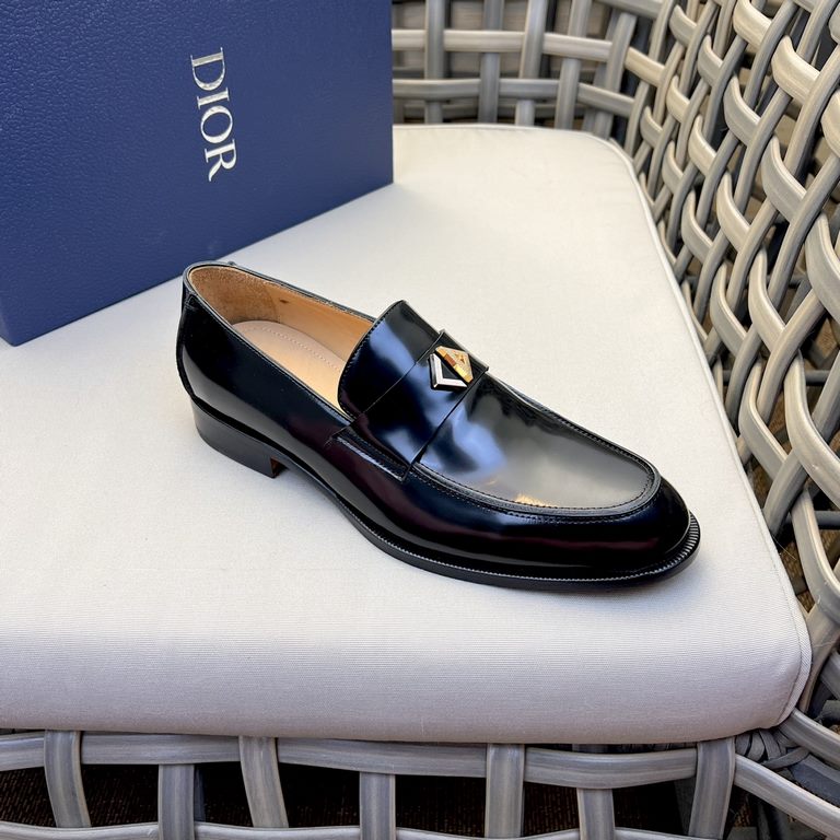 Dior Derby Shoes｜Leather soled formal shoes｜Meticulously crafted in open-edge beaded cowhide｜Water dyed cowhide lining｜With classic lace-up closure｜Side embossed logo｜Sheeny stacked heel for a touch of style｜Can be worn 