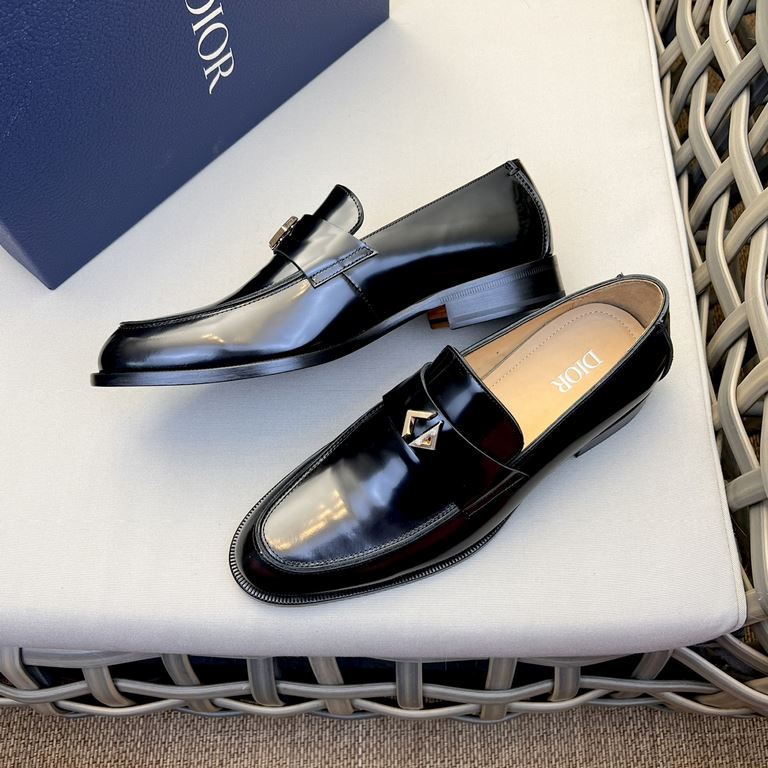 Dior Derby Shoes｜Leather soled formal shoes｜Meticulously crafted in open-edge beaded cowhide｜Water dyed cowhide lining｜With classic lace-up closure｜Side embossed logo｜Sheeny stacked heel for a touch of style｜Can be worn 