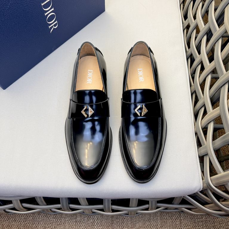 Dior Derby Shoes｜Leather soled formal shoes｜Meticulously crafted in open-edge beaded cowhide｜Water dyed cowhide lining｜With classic lace-up closure｜Side embossed logo｜Sheeny stacked heel for a touch of style｜Can be worn 