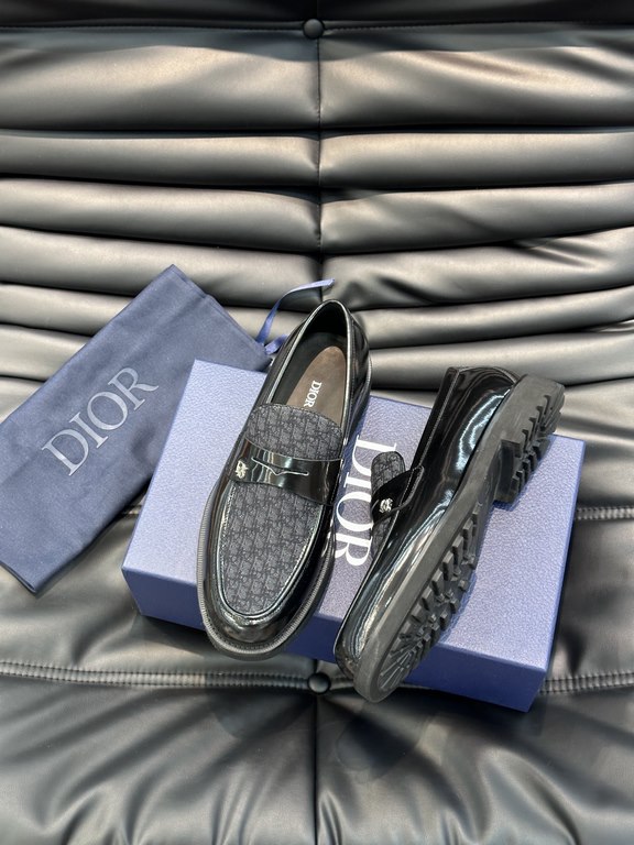 D~r  Men's Classic Loafers are designed in a slip-on style for easy on and off. Meticulously crafted from black cowhide leather, they're crafted in collaboration with Shawn Stussy and feature a rubberized, embossed sole 