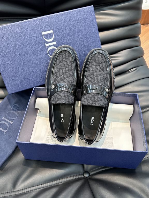 D~r  Men's Classic Loafers are designed in a slip-on style for easy on and off. Meticulously crafted from black cowhide leather, they're crafted in collaboration with Shawn Stussy and feature a rubberized, embossed sole 