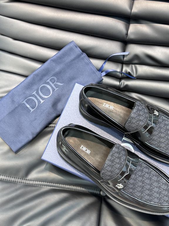 D~r  Men's Classic Loafers are designed in a slip-on style for easy on and off. Meticulously crafted from black cowhide leather, they're crafted in collaboration with Shawn Stussy and feature a rubberized, embossed sole 