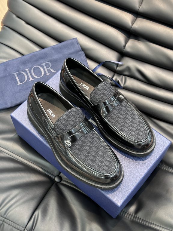 D~r  Men's Classic Loafers are designed in a slip-on style for easy on and off. Meticulously crafted from black cowhide leather, they're crafted in collaboration with Shawn Stussy and feature a rubberized, embossed sole 