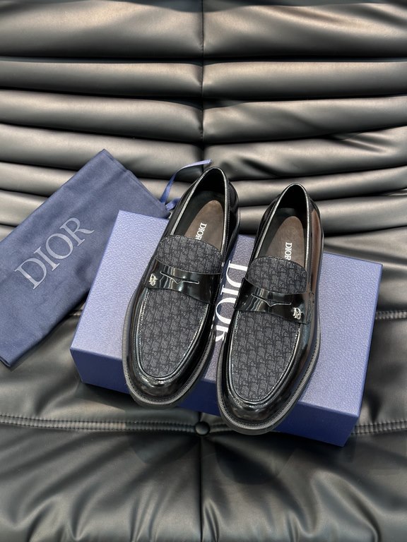 D~r  Men's Classic Loafers are designed in a slip-on style for easy on and off. Meticulously crafted from black cowhide leather, they're crafted in collaboration with Shawn Stussy and feature a rubberized, embossed sole 