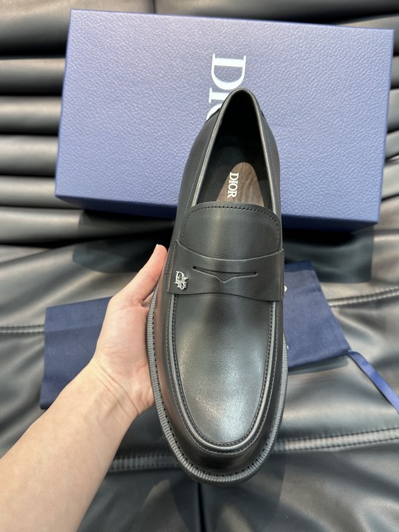 D~r  Men's Classic Loafers are designed in a slip-on style for easy on and off. Meticulously crafted from black cowhide leather, they're crafted in collaboration with Shawn Stussy and feature a rubberized, embossed sole 