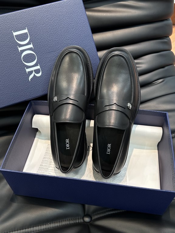 D~r  Men's Classic Loafers are designed in a slip-on style for easy on and off. Meticulously crafted from black cowhide leather, they're crafted in collaboration with Shawn Stussy and feature a rubberized, embossed sole 