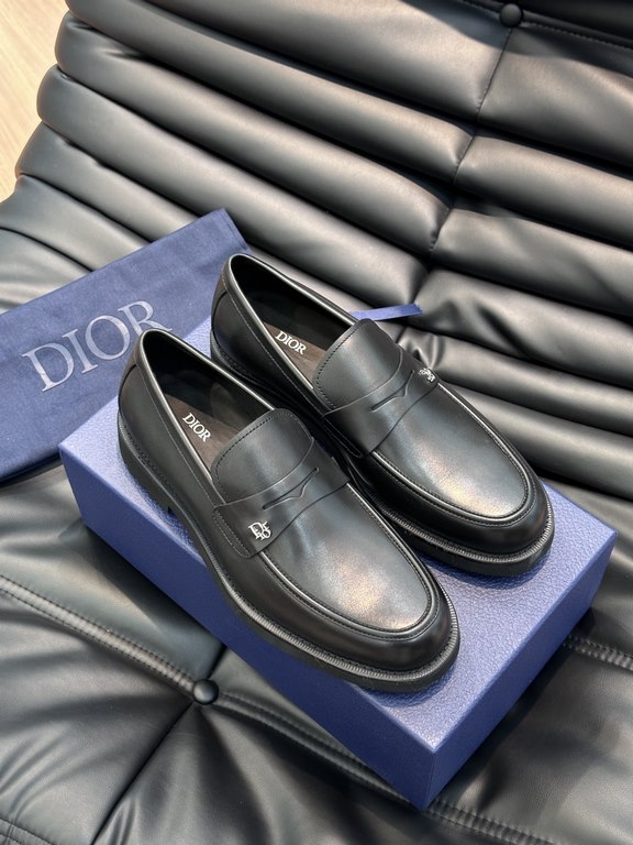 D~r  Men's Classic Loafers are designed in a slip-on style for easy on and off. Meticulously crafted from black cowhide leather, they're crafted in collaboration with Shawn Stussy and feature a rubberized, embossed sole 