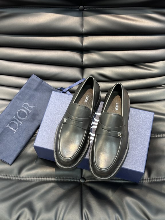 D~r  Men's Classic Loafers are designed in a slip-on style for easy on and off. Meticulously crafted from black cowhide leather, they're crafted in collaboration with Shawn Stussy and feature a rubberized, embossed sole 