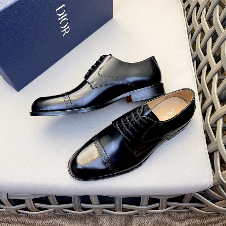 Dior Derby Shoes｜Leather soled formal shoes｜Meticulously crafted in open-edge beaded cowhide｜Water dyed cowhide lining｜With classic lace-up closure｜Side embossed logo｜Sheeny stacked heel for a touch of style｜Can be worn 