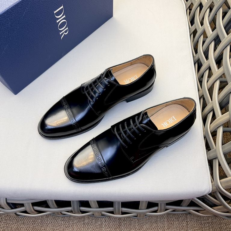 Dior Derby Shoes｜Leather soled formal shoes｜Meticulously crafted in open-edge beaded cowhide｜Water dyed cowhide lining｜With classic lace-up closure｜Side embossed logo｜Sheeny stacked heel for a touch of style｜Can be worn 