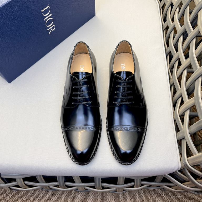 Dior Derby Shoes｜Leather soled formal shoes｜Meticulously crafted in open-edge beaded cowhide｜Water dyed cowhide lining｜With classic lace-up closure｜Side embossed logo｜Sheeny stacked heel for a touch of style｜Can be worn 