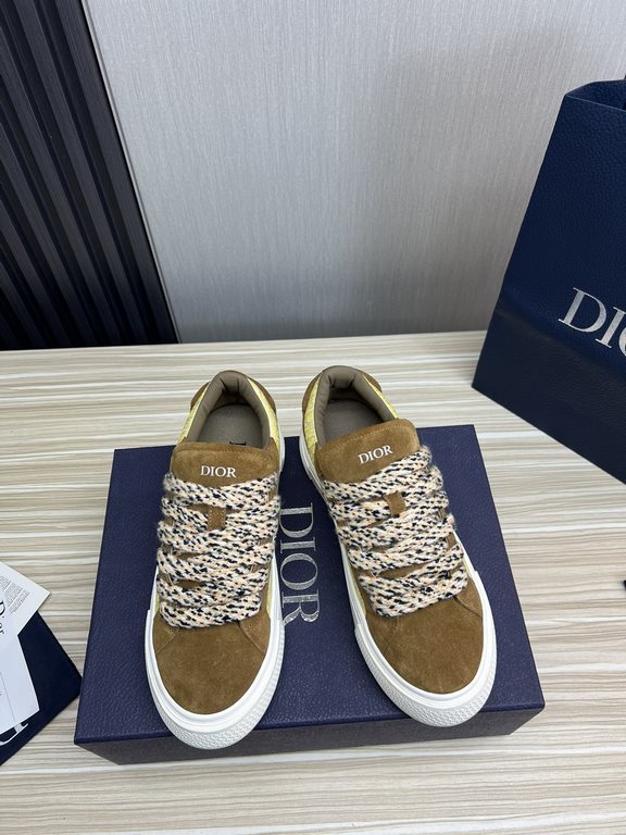 Dior Dior.B33 seriesCouple's casual board shoes qingkv    Original purchaseCrafted from Dior cowhide leather, the side panels are adorned with a canvas panel in the same shade of the CD Diamond pattern.The CD Icon lace e