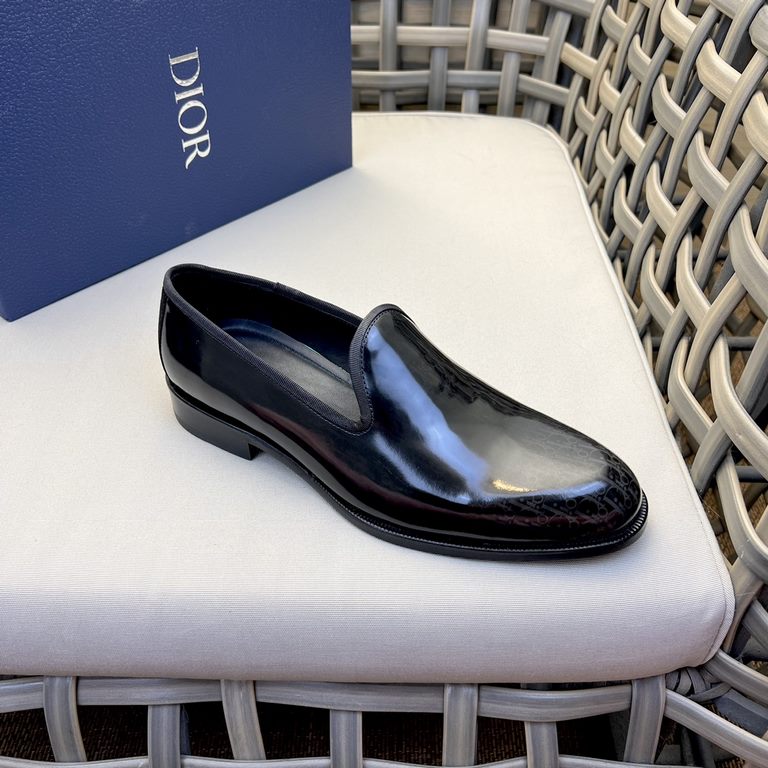 Dior Derby Shoes｜Leather soled formal shoes｜Meticulously crafted in open-edge beaded cowhide｜Water dyed cowhide lining｜With classic lace-up closure｜Side embossed logo｜Sheeny stacked heel for a touch of style｜Can be worn 