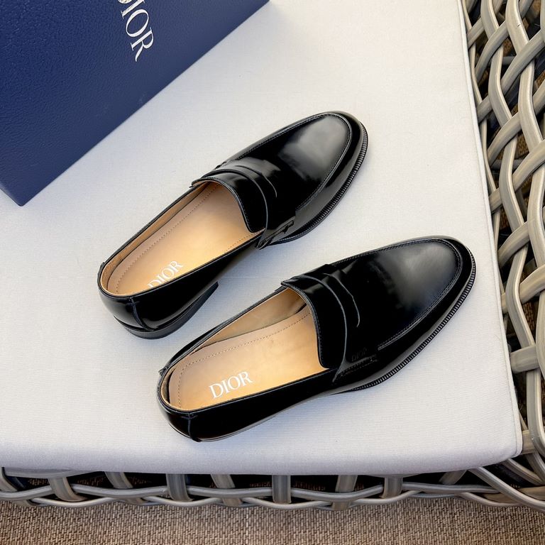 Dior Derby Shoes｜Leather soled formal shoes｜Meticulously crafted in open-edge beaded cowhide｜Water dyed cowhide lining｜With classic lace-up closure｜Side embossed logo｜Sheeny stacked heel for a touch of style｜Can be worn 