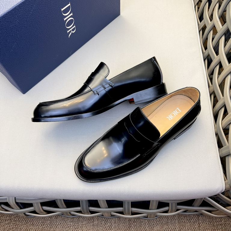 Dior Derby Shoes｜Leather soled formal shoes｜Meticulously crafted in open-edge beaded cowhide｜Water dyed cowhide lining｜With classic lace-up closure｜Side embossed logo｜Sheeny stacked heel for a touch of style｜Can be worn 