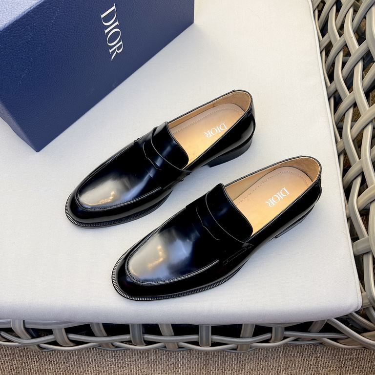 Dior Derby Shoes｜Leather soled formal shoes｜Meticulously crafted in open-edge beaded cowhide｜Water dyed cowhide lining｜With classic lace-up closure｜Side embossed logo｜Sheeny stacked heel for a touch of style｜Can be worn 