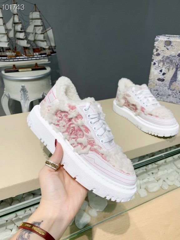 Factory price         (Dior)The Dior-ID Dior sneaker from the D's FallWinter 2023 ready-to-wear collection is a modern take on the shoe. Textured rubber inserts in the same hue conceal the laces, while the Velcro tongue 