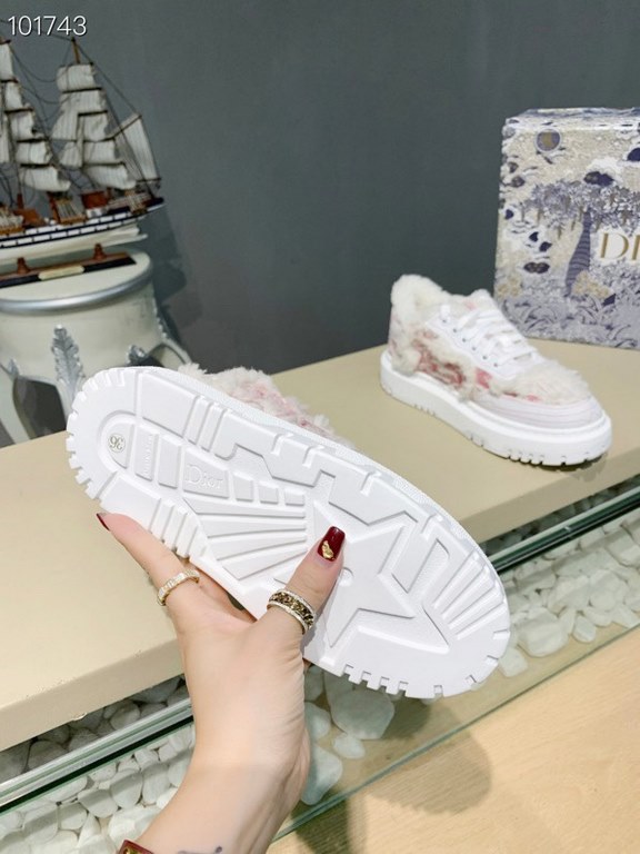 Factory price         (Dior)The Dior-ID Dior sneaker from the D's FallWinter 2023 ready-to-wear collection is a modern take on the shoe. Textured rubber inserts in the same hue conceal the laces, while the Velcro tongue 