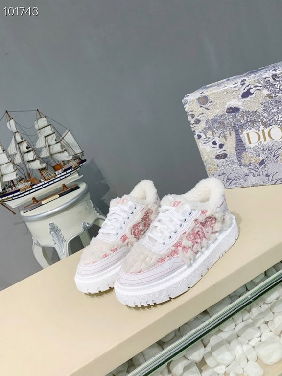 Factory price         (Dior)The Dior-ID Dior sneaker from the D's FallWinter 2023 ready-to-wear collection is a modern take on the shoe. Textured rubber inserts in the same hue conceal the laces, while the Velcro tongue 