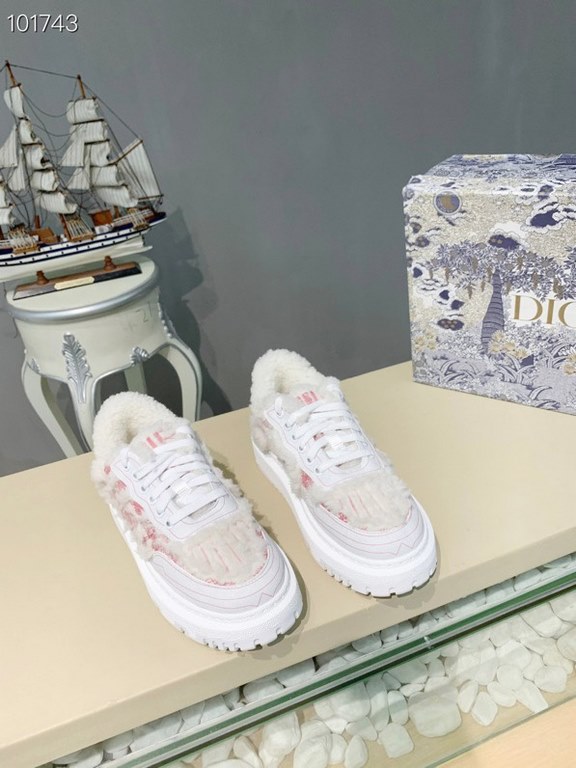 Factory price         (Dior)The Dior-ID Dior sneaker from the D's FallWinter 2023 ready-to-wear collection is a modern take on the shoe. Textured rubber inserts in the same hue conceal the laces, while the Velcro tongue 