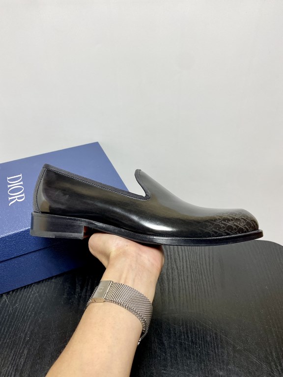 Dior Derby Shoes｜Leather soled formal shoes｜Meticulously crafted in open-edge beaded cowhide｜Water dyed cowhide lining｜With classic lace-up closure｜Side embossed logo｜Sheeny stacked heel for a touch of style｜Can be worn 