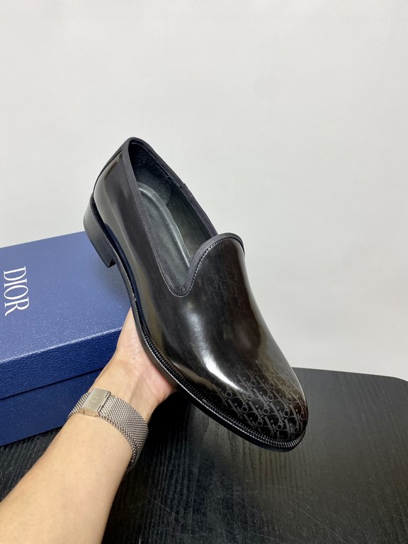 Dior Derby Shoes｜Leather soled formal shoes｜Meticulously crafted in open-edge beaded cowhide｜Water dyed cowhide lining｜With classic lace-up closure｜Side embossed logo｜Sheeny stacked heel for a touch of style｜Can be worn 