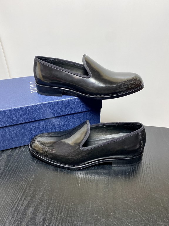 Dior Derby Shoes｜Leather soled formal shoes｜Meticulously crafted in open-edge beaded cowhide｜Water dyed cowhide lining｜With classic lace-up closure｜Side embossed logo｜Sheeny stacked heel for a touch of style｜Can be worn 