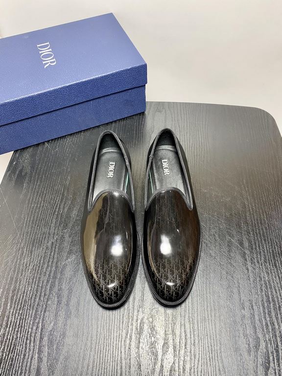 Dior Derby Shoes｜Leather soled formal shoes｜Meticulously crafted in open-edge beaded cowhide｜Water dyed cowhide lining｜With classic lace-up closure｜Side embossed logo｜Sheeny stacked heel for a touch of style｜Can be worn 