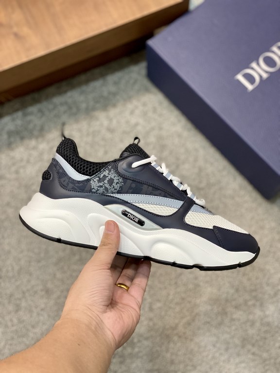 Dior Dior B22 Men's Jogging Fashion SneakersThis piece draws inspiration from vintage joggers. Featuring a chunky low-top design, the upper is made from selected cowhide leather and mesh fabric with a black and white emb