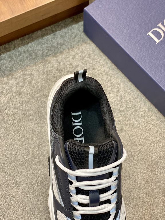 Dior Dior B22 Men's Jogging Fashion SneakersThis piece draws inspiration from vintage joggers. Featuring a chunky low-top design, the upper is made from selected cowhide leather and mesh fabric with a black and white emb