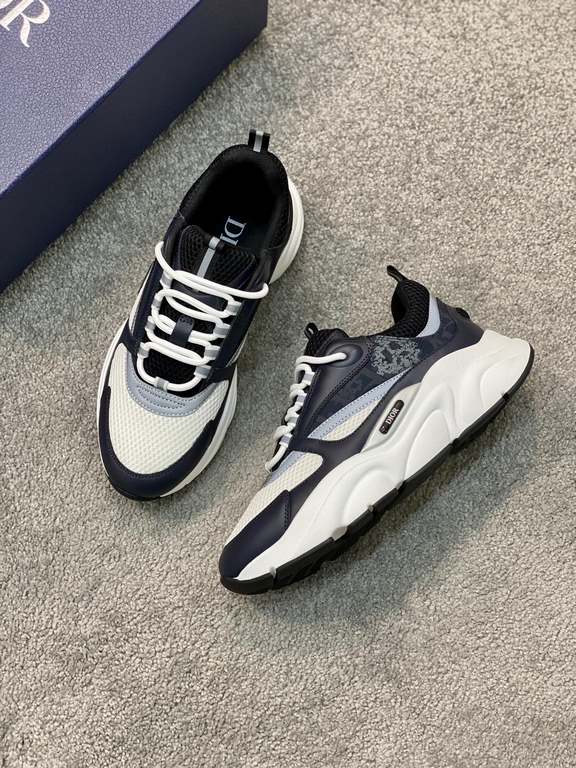 Dior Dior B22 Men's Jogging Fashion SneakersThis piece draws inspiration from vintage joggers. Featuring a chunky low-top design, the upper is made from selected cowhide leather and mesh fabric with a black and white emb