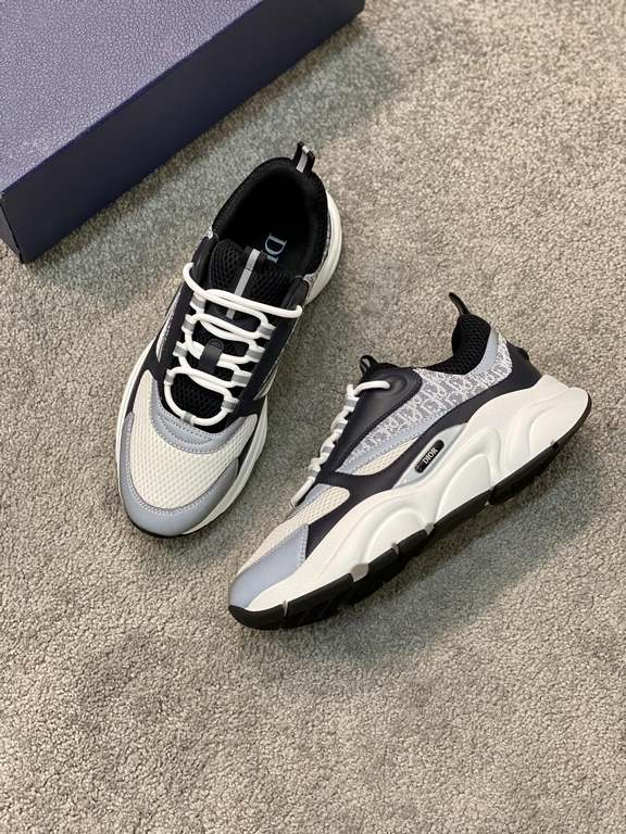 Dior Dior B22 Men's Jogging Fashion SneakersThis piece draws inspiration from vintage joggers. Featuring a chunky low-top design, the upper is made from selected cowhide leather and mesh fabric with a black and white emb