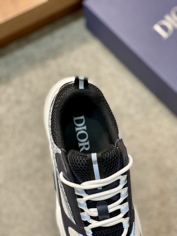 Dior Dior B22 Men's Jogging Fashion SneakersThis piece draws inspiration from vintage joggers. Featuring a chunky low-top design, the upper is made from selected cowhide leather and mesh fabric with a black and white emb